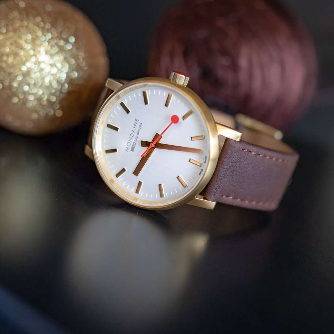 Gold-plated watch with brown leather strap and white dial, red seconds hand