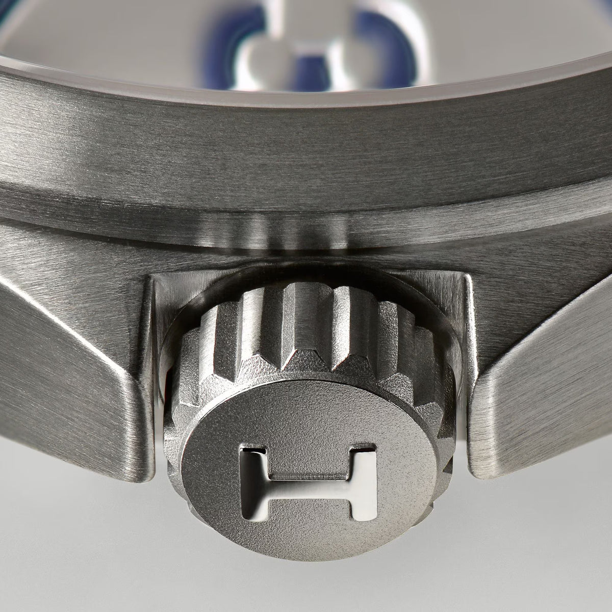 Men's stainless steel caseback with knurled pattern and screw-down crown opening