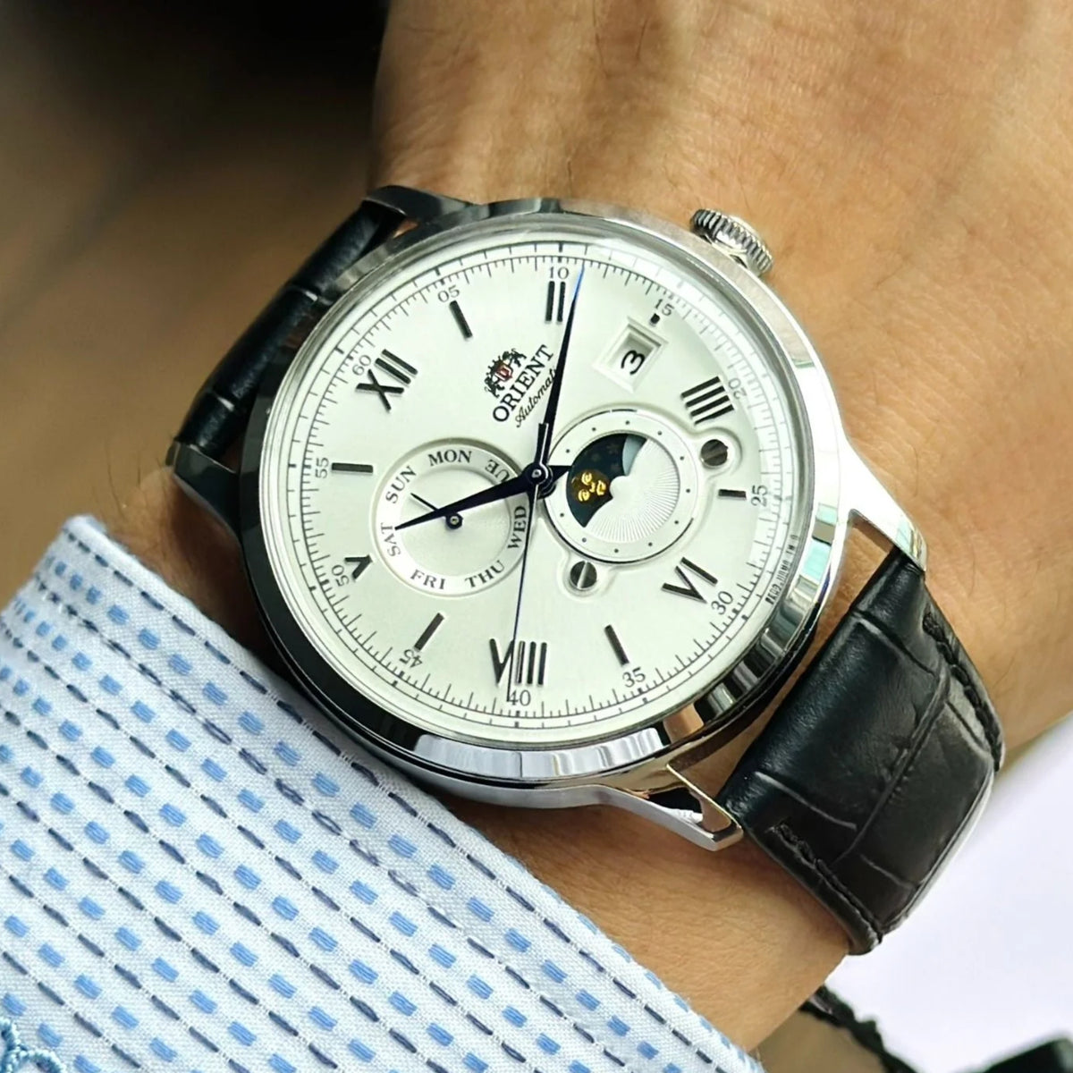 Montre homme Orient Bambino 41,5mm Sun & Moon cadran argent bracelet cuir automatique RA-AK0802S30B