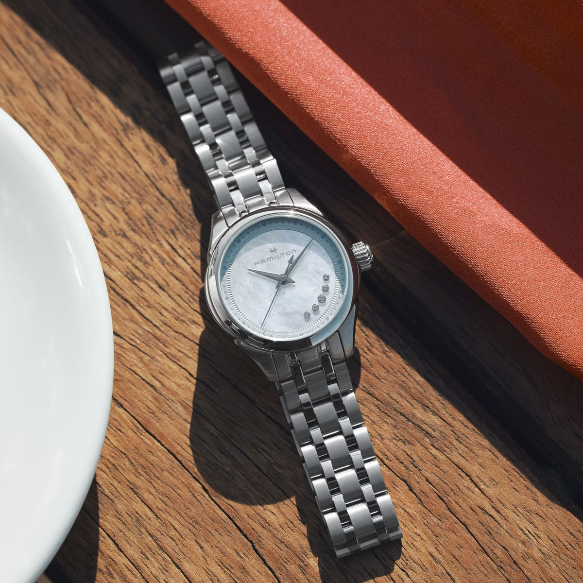 Stainless steel quartz watch with round mother-of-pearl dial and link bracelet