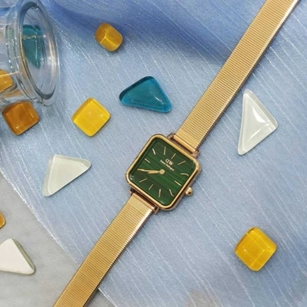 Daniel Wellington Quadro watch lying flat, green dial and rose-gold tone steel strap