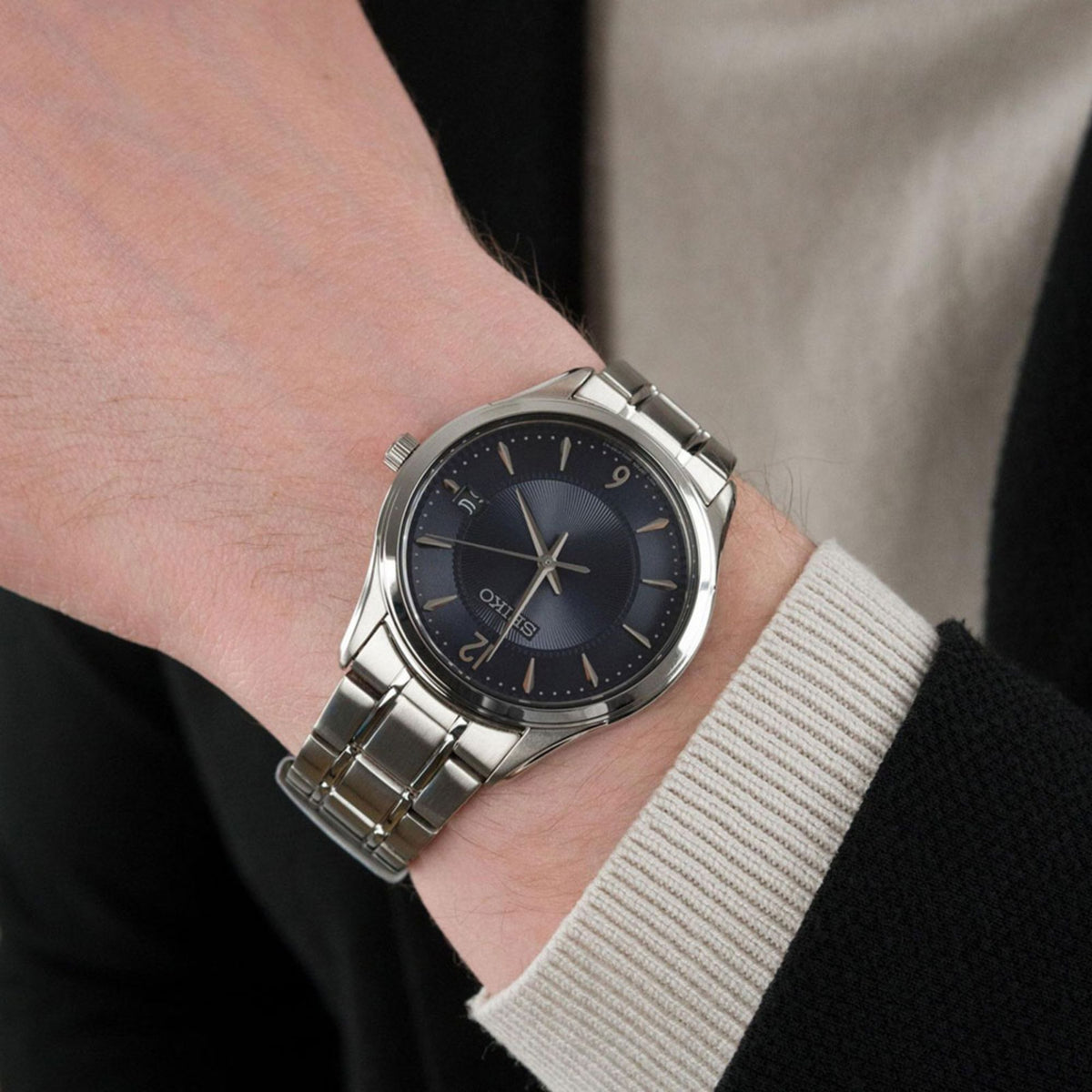 Men's steel quartz watch with blue dial, round bezel, and metal bracelet