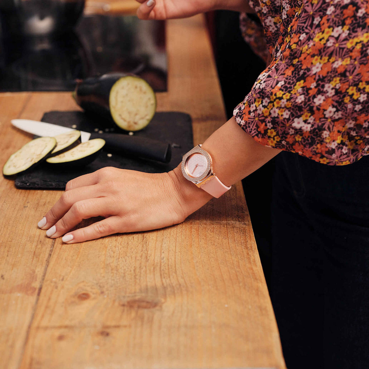 Women's pink silicone strap quartz watch with rose-gold case and round pink dial