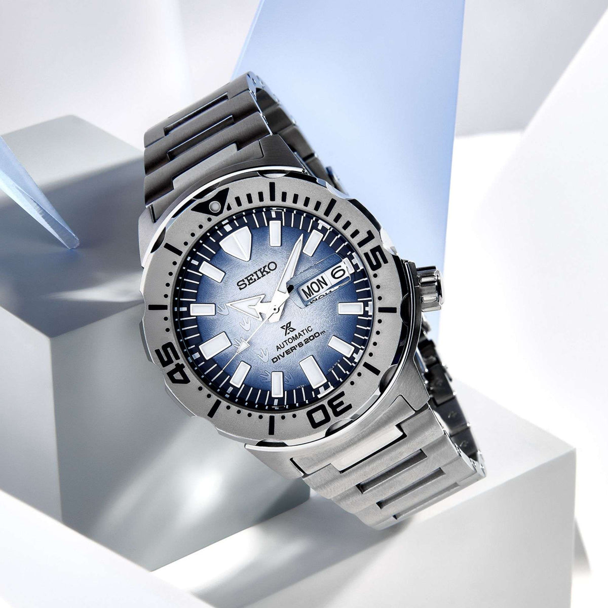 Men's stainless steel diver watch with blue dial, date at 3 and linked bracelet