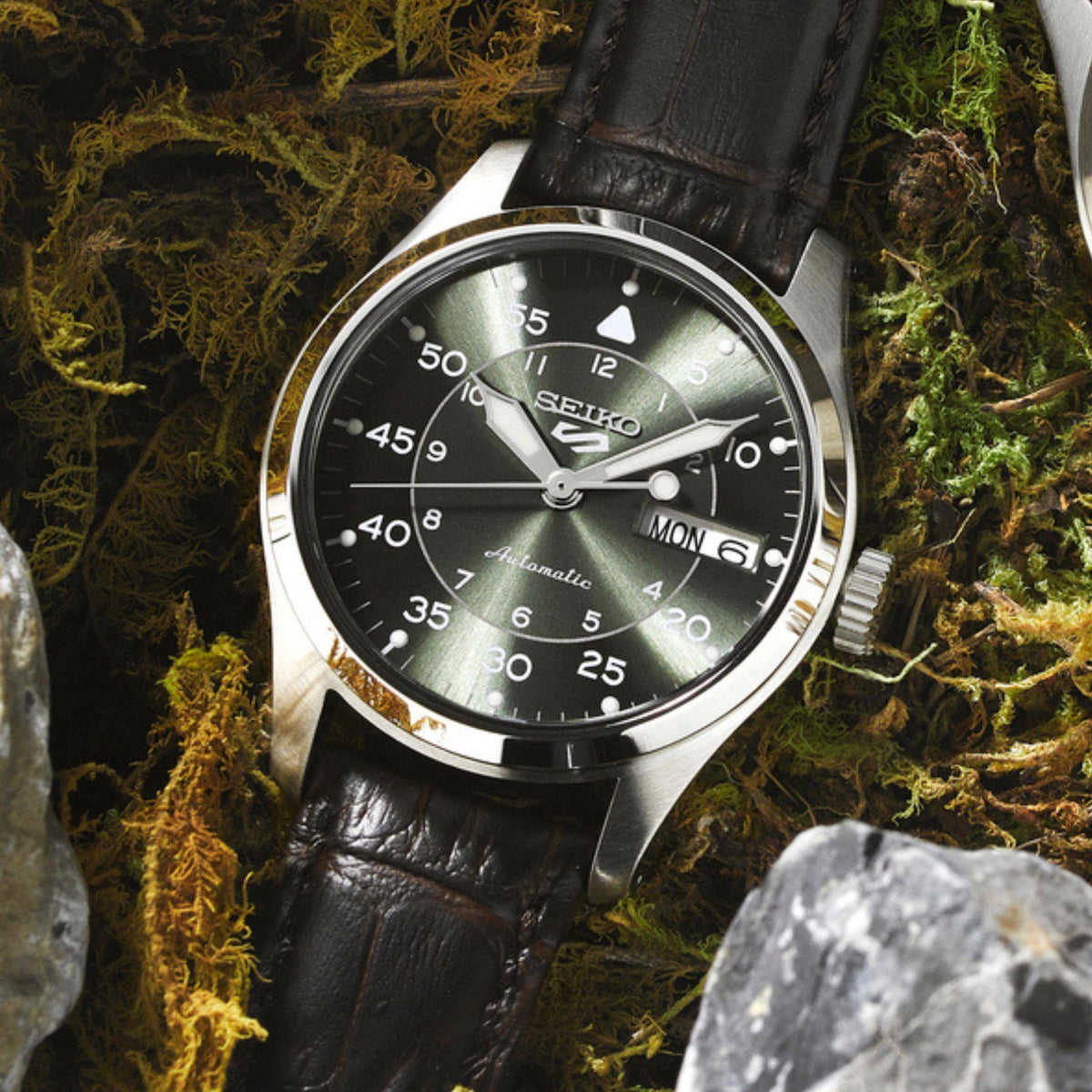 Seiko 5 Sports SRPJ89K1 brown leather strap and case detail