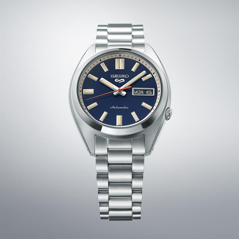 Seiko 5 Sports SNXS SRPK87K1 focusing on the polished finishes of the bezel and steel bracelet
