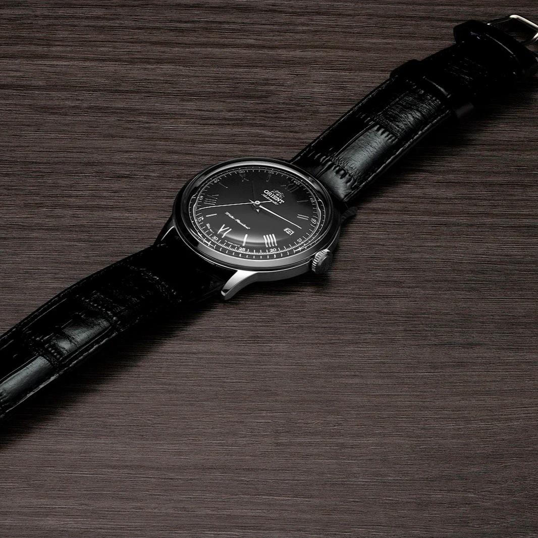 Men's automatic wristwatch with black leather strap and black dial, silver case