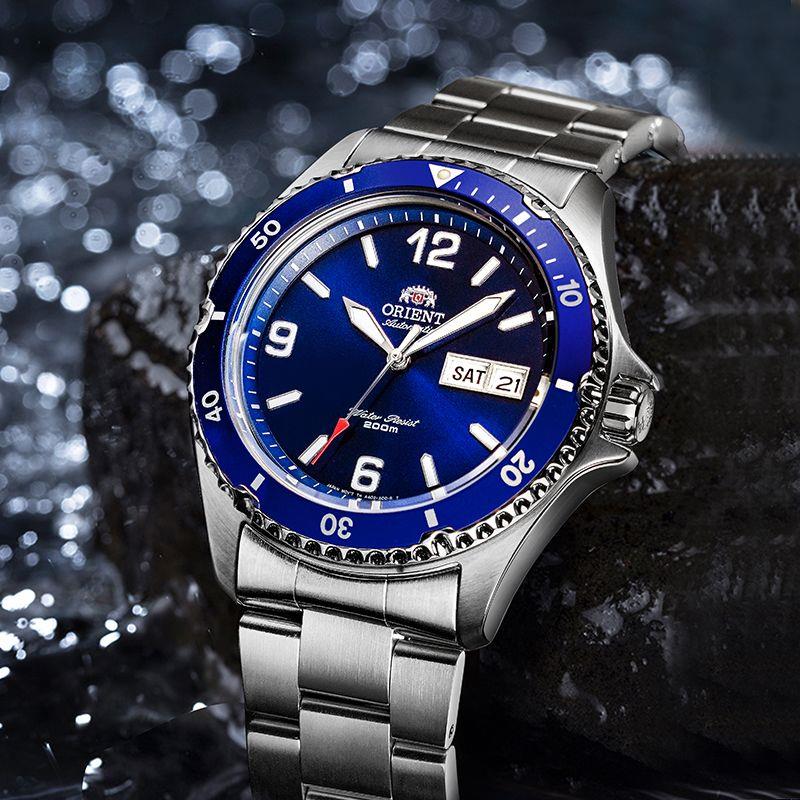 Men's automatic watch with blue dial, day/date window and steel bracelet