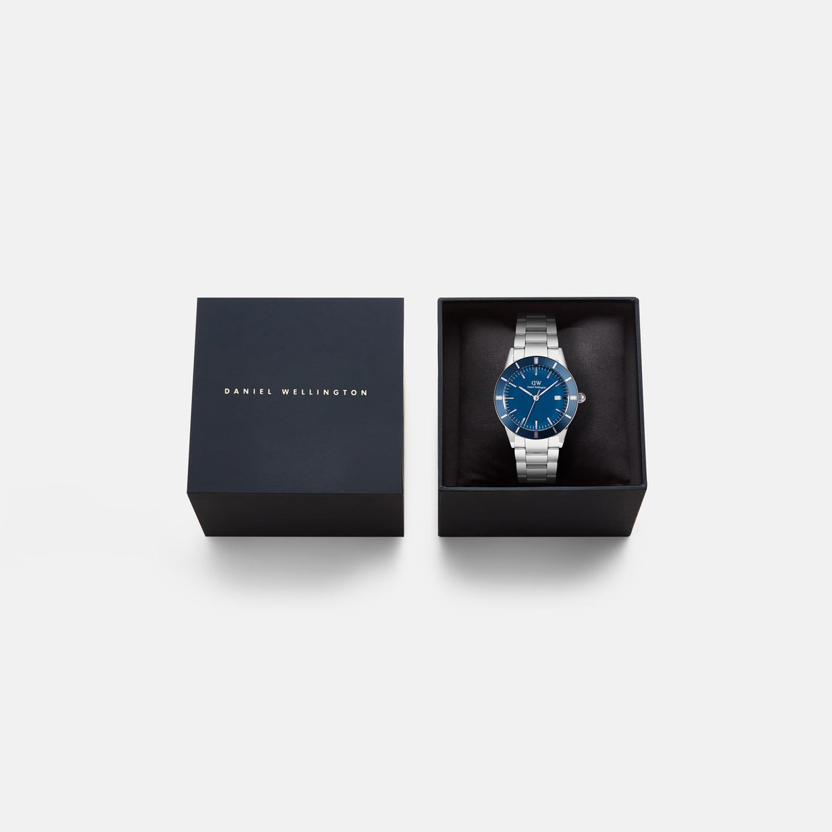 Daniel Wellington Iconic DW00100820 original branded presentation box view