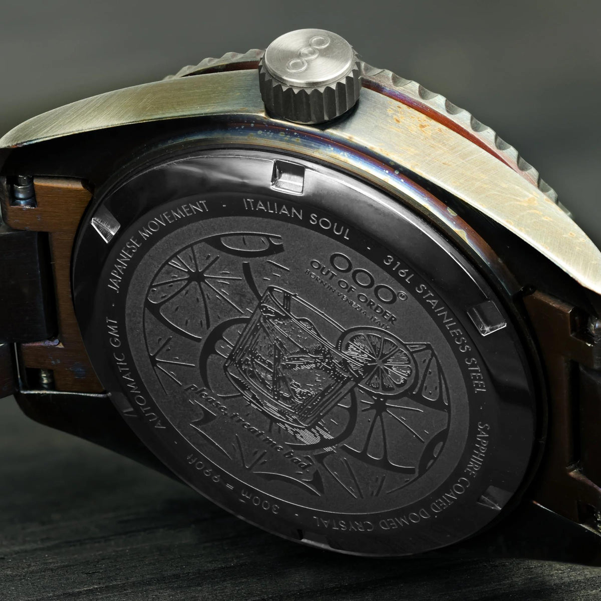 Men's watch caseback with engraved design and ridged crown
