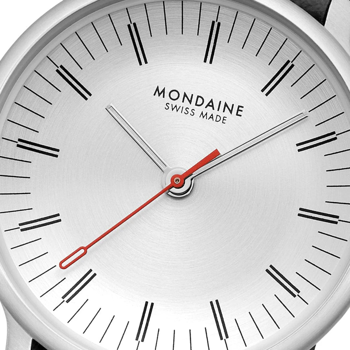 Mondaine Doppio MLE.33110.LBV off-white dial close up