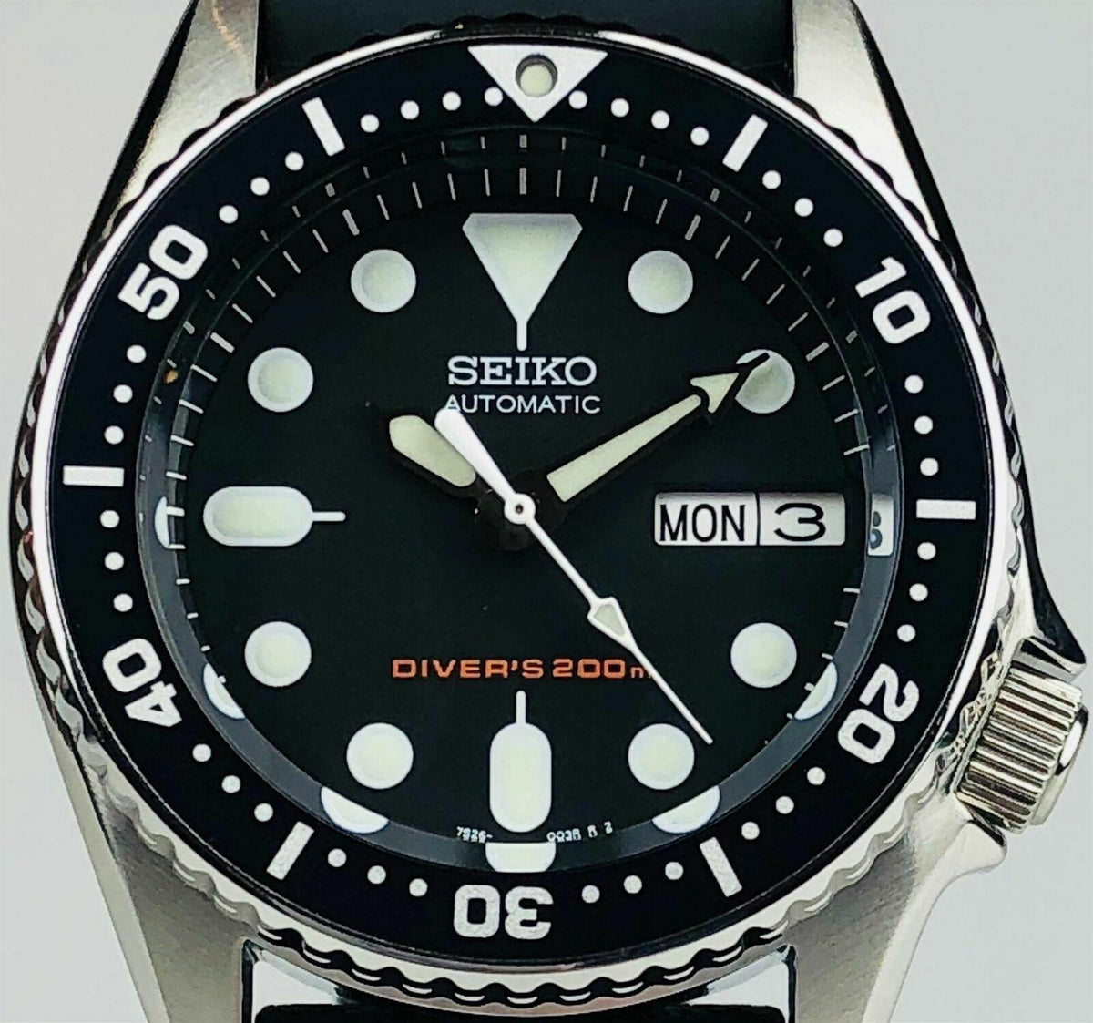 Men's diver's automatic watch with black dial, bezel numbers, and day/date window