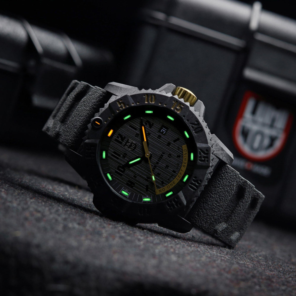 Men's carbon-effect watch with black dial, green markers, gray rubber strap