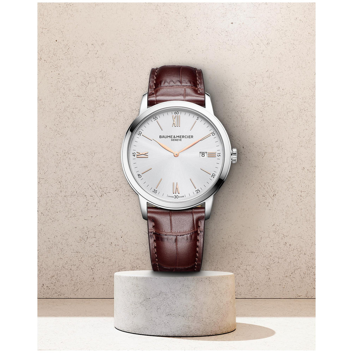Men's quartz wristwatch with white dial and brown leather strap on a pedestal