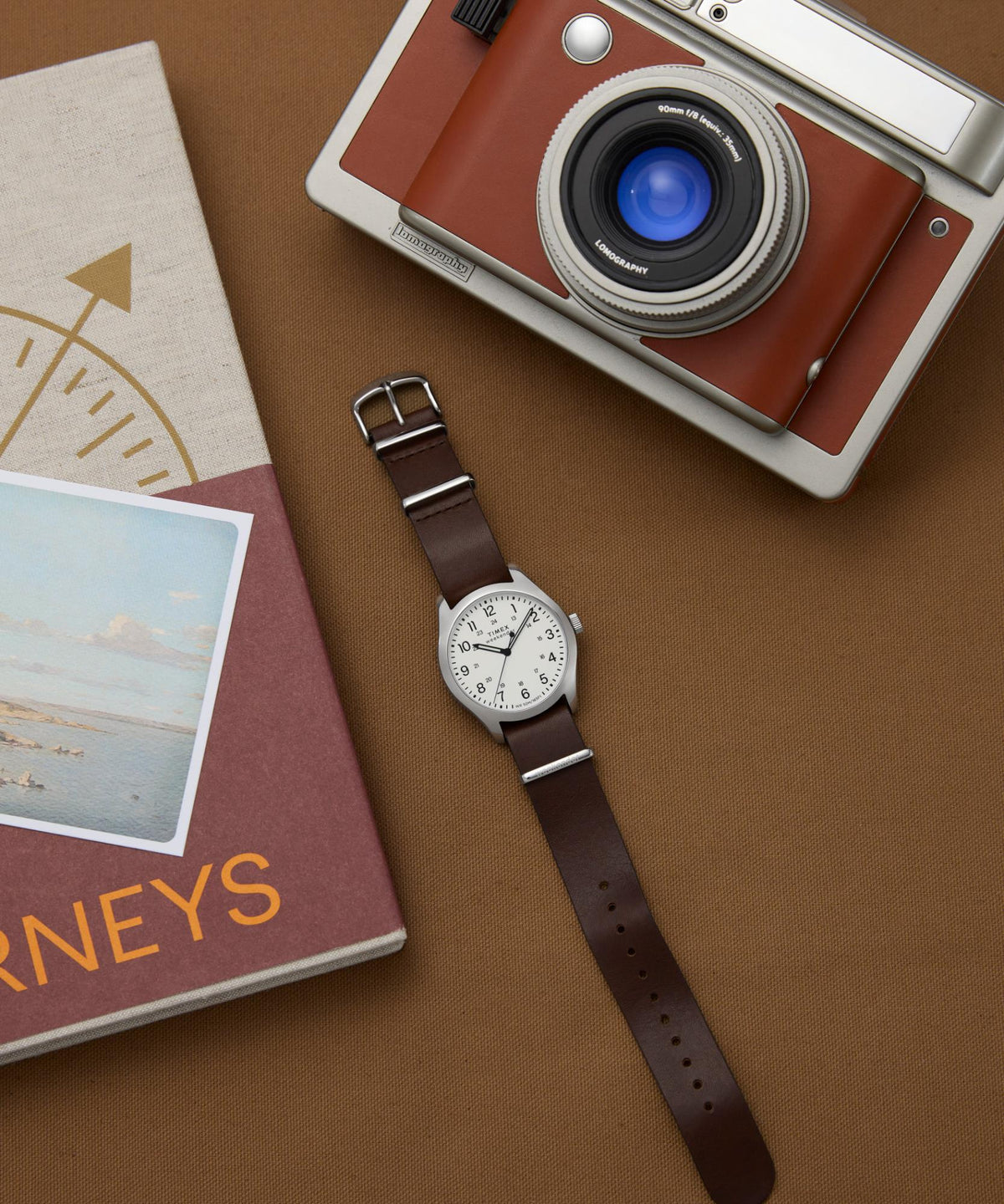 Men's quartz wristwatch with white dial and brown leather strap, round silver case