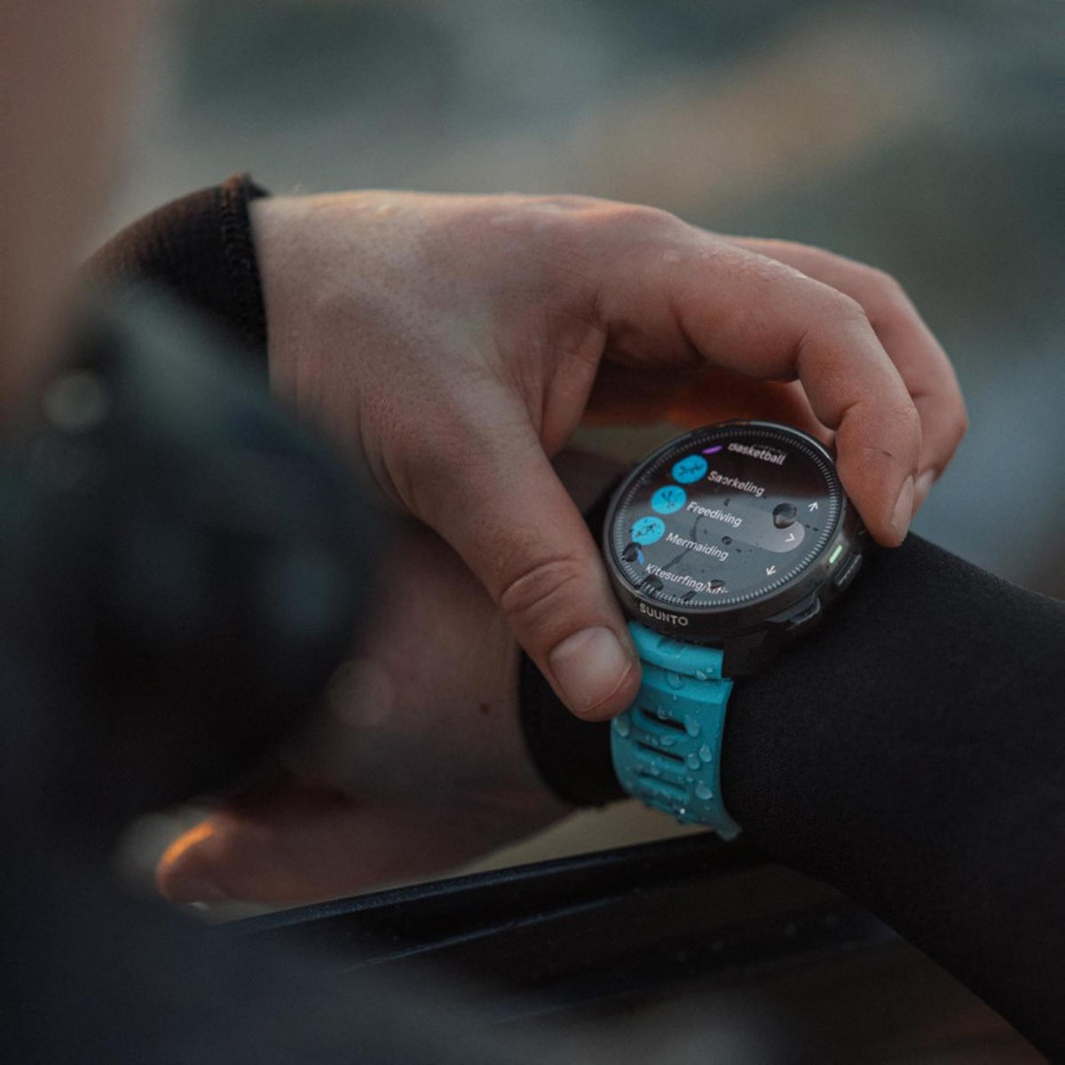 Suunto Dive 1 wristwatch with aqua blue silicone strap and round black display