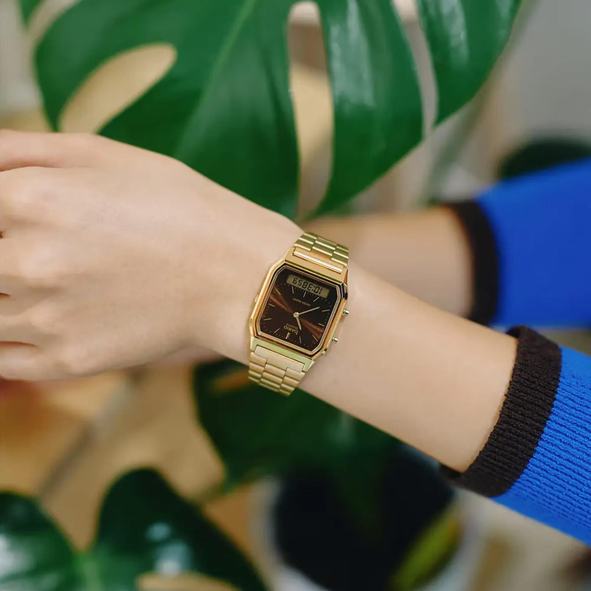Women’s gold-tone digi-analogue watch with dark dial and stainless steel link bracelet.