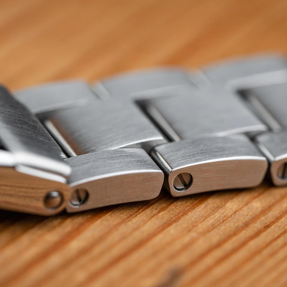 Marathon GSAR Official USMC WW194006SS-0208 automatic watch close-up of steel bracelet links and screw pins