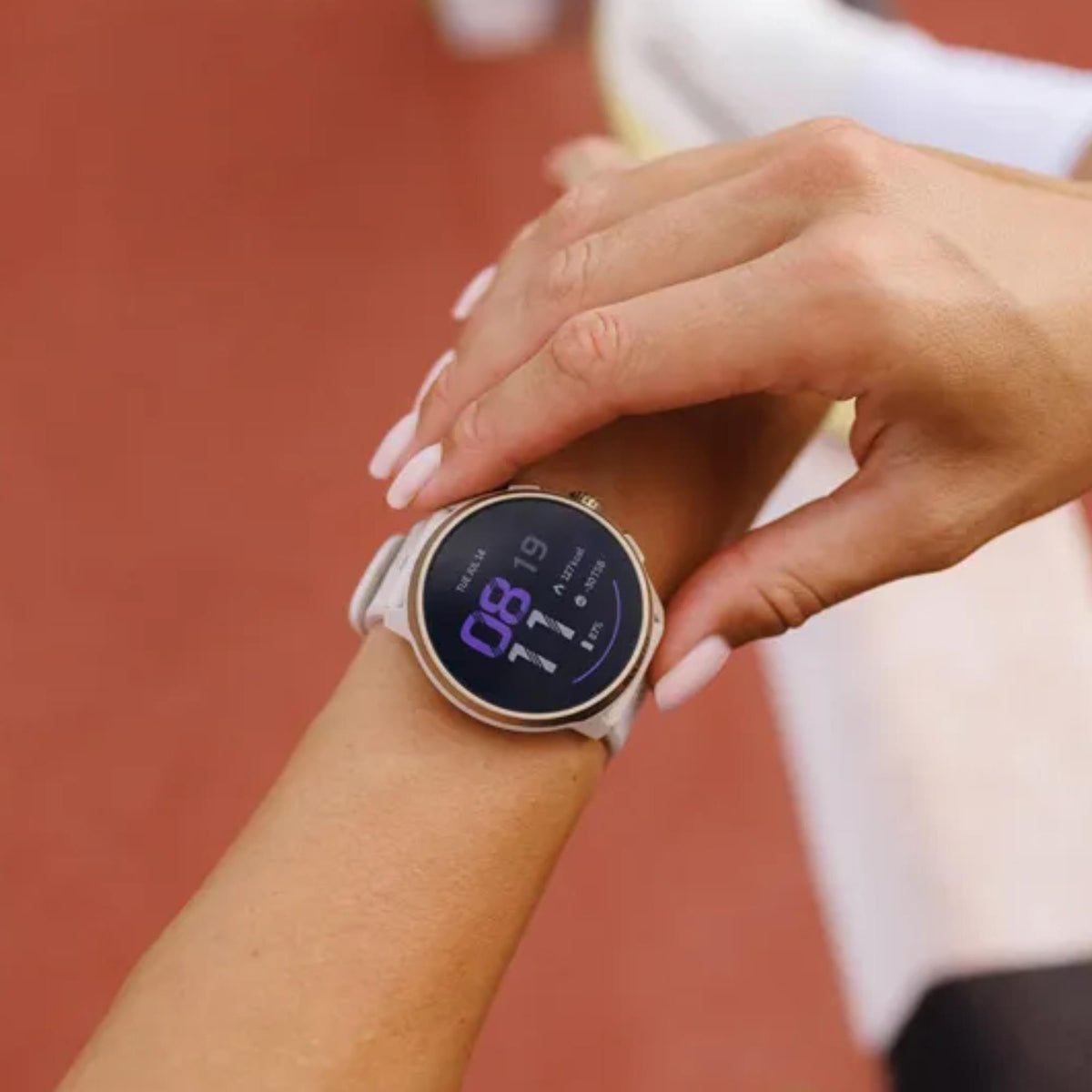 Suunto Run 2 SS051724000 close-up view of digital screen interface on wrist with feather gold silicone strap