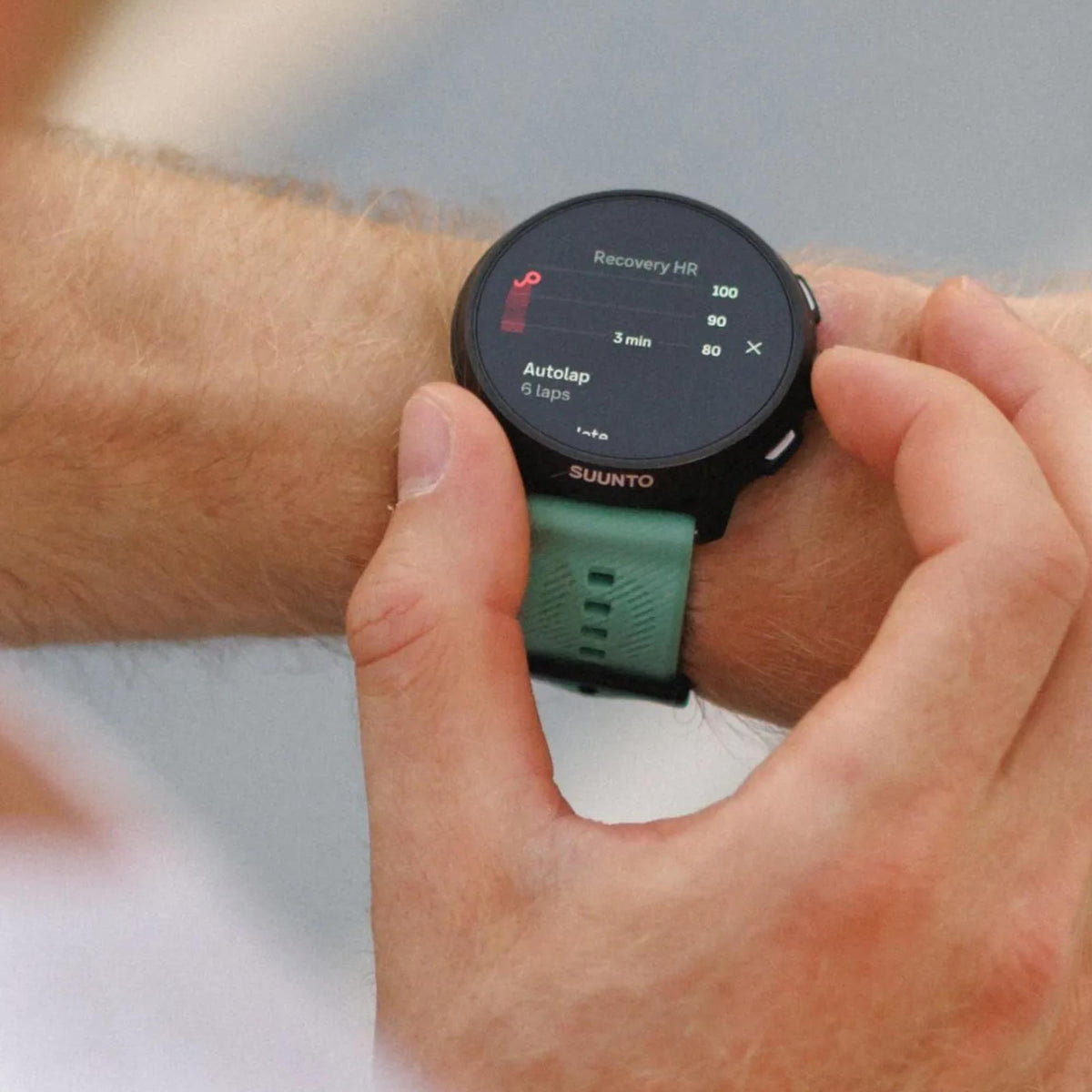 Suunto Run SS051725000 top view showing digital screen layout and black watch case