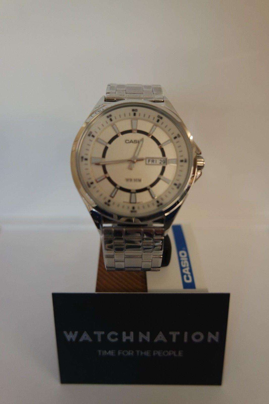 Men's silver metal analog quartz watch with cream dial and metal bracelet