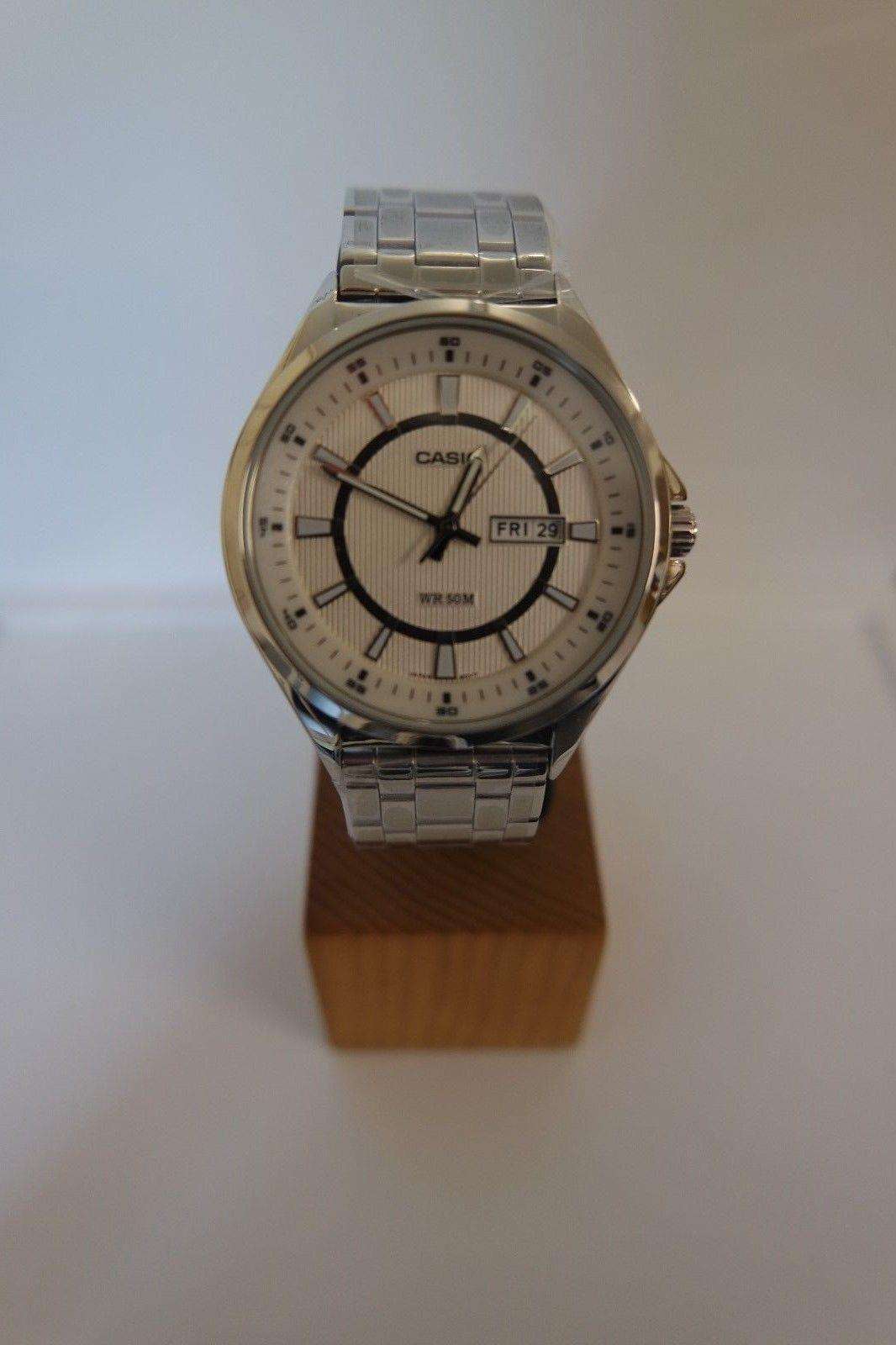 Men's silver metal analog quartz watch front view with cream dial and bracelet