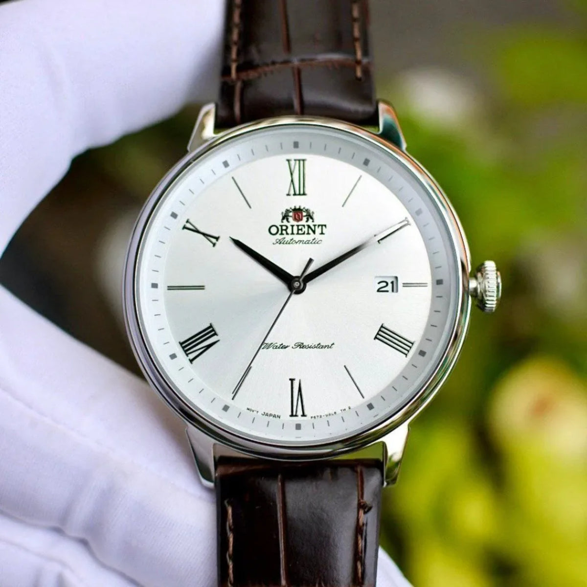Men's automatic watch, white dial with Roman numerals and date window, leather strap