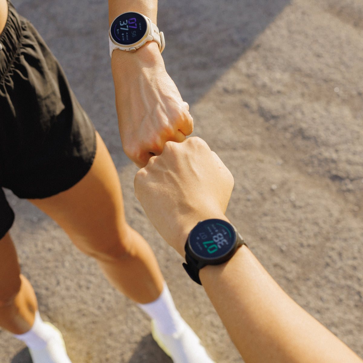 Suunto Run 2 SS051723000 lifestyle view on wrist during outdoor activity
