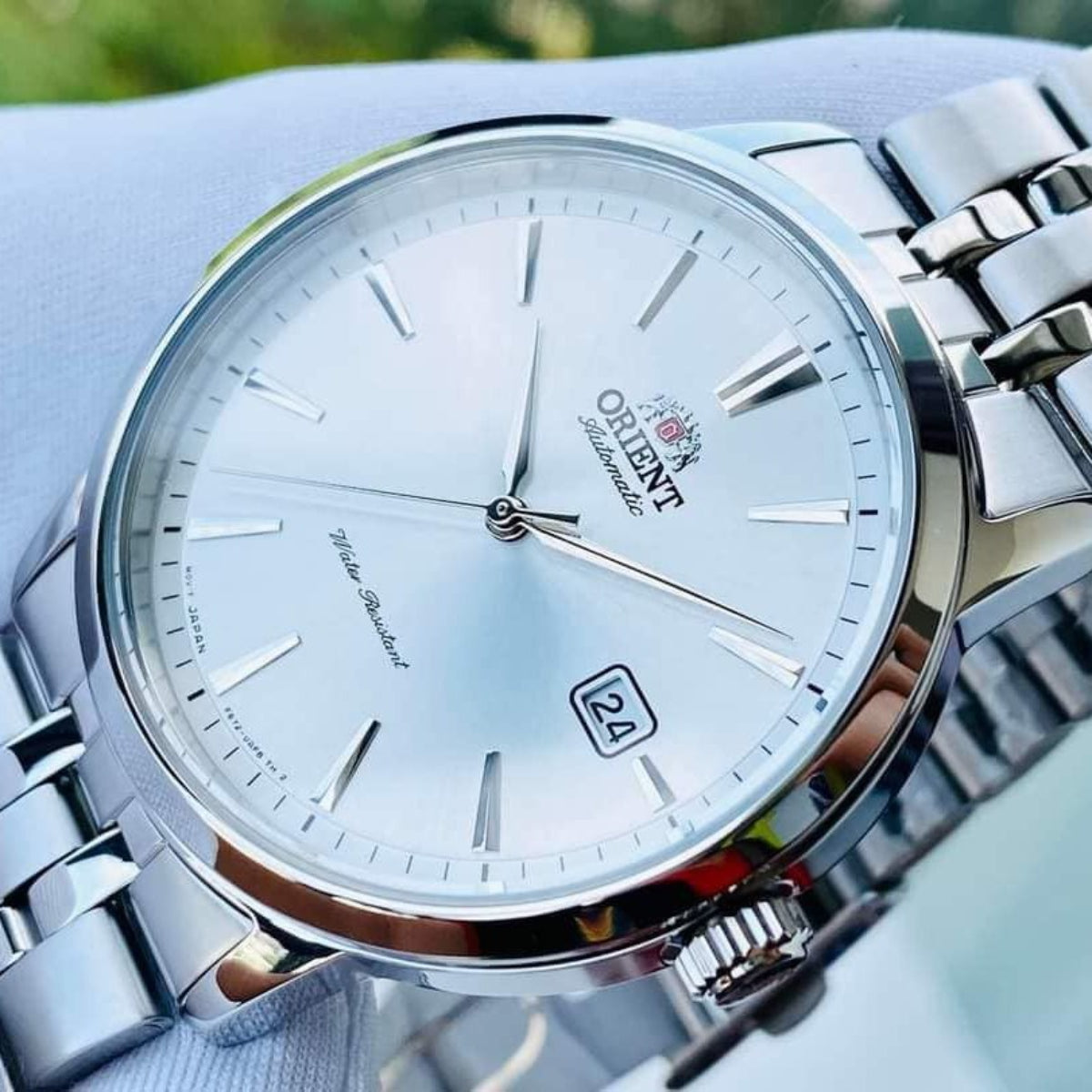 Orient RA-AC0F02S30B silver sunburst dial with date display close-up