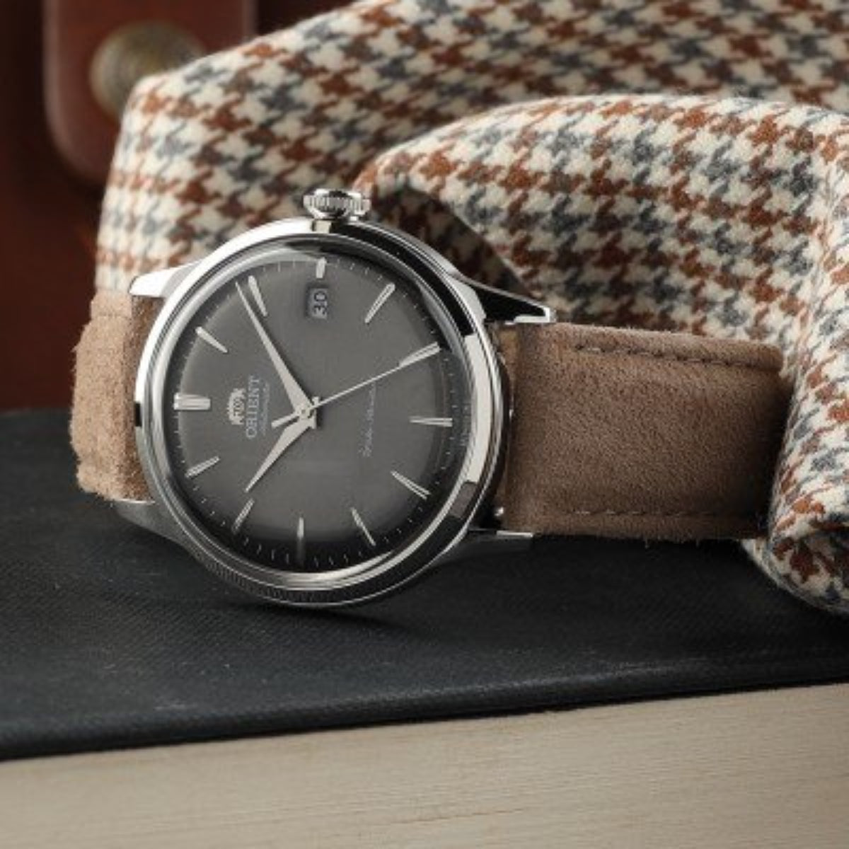 Orient Bambino RA-AC0M13N30B angled side view on dark surface