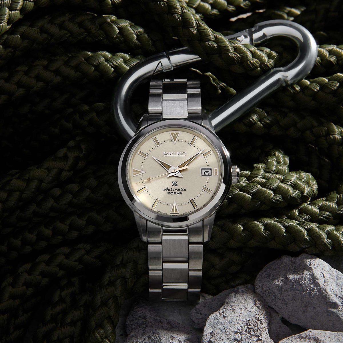 Men's stainless steel automatic watch with cream dial and metal bracelet, date window at 6