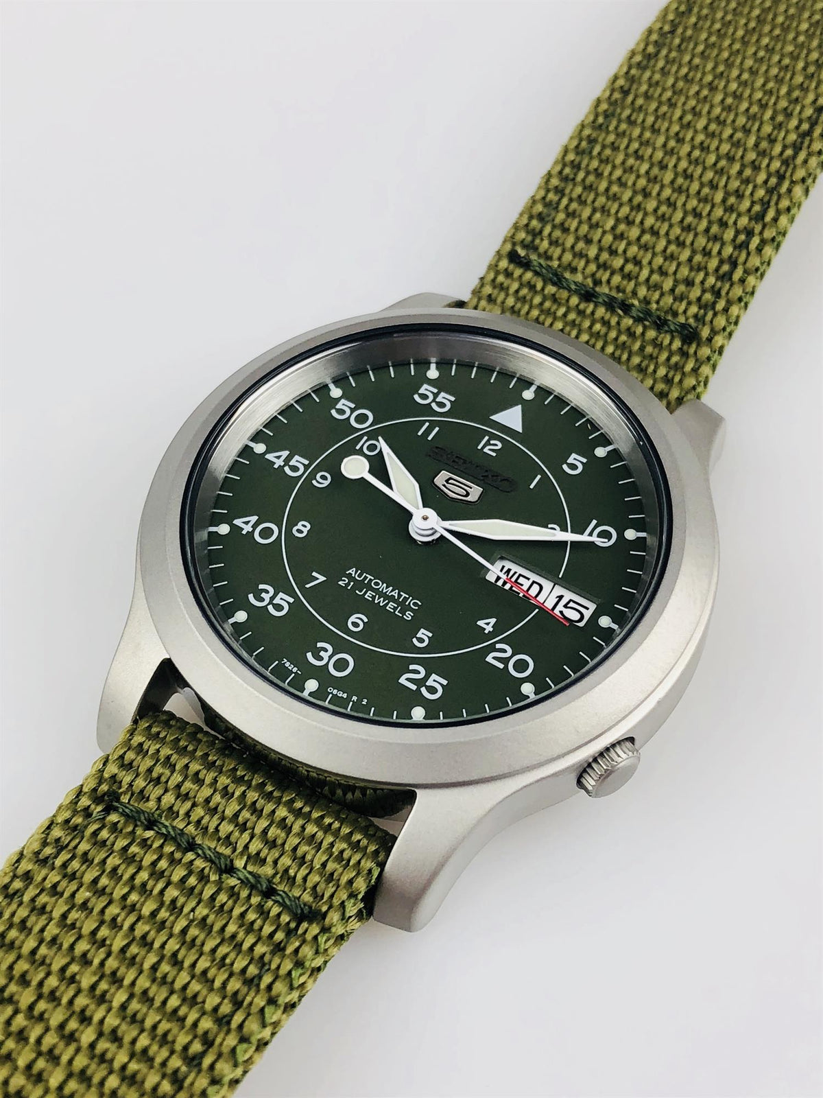 Seiko 5 Automatic SNK805K2 dial and green canvas strap texture