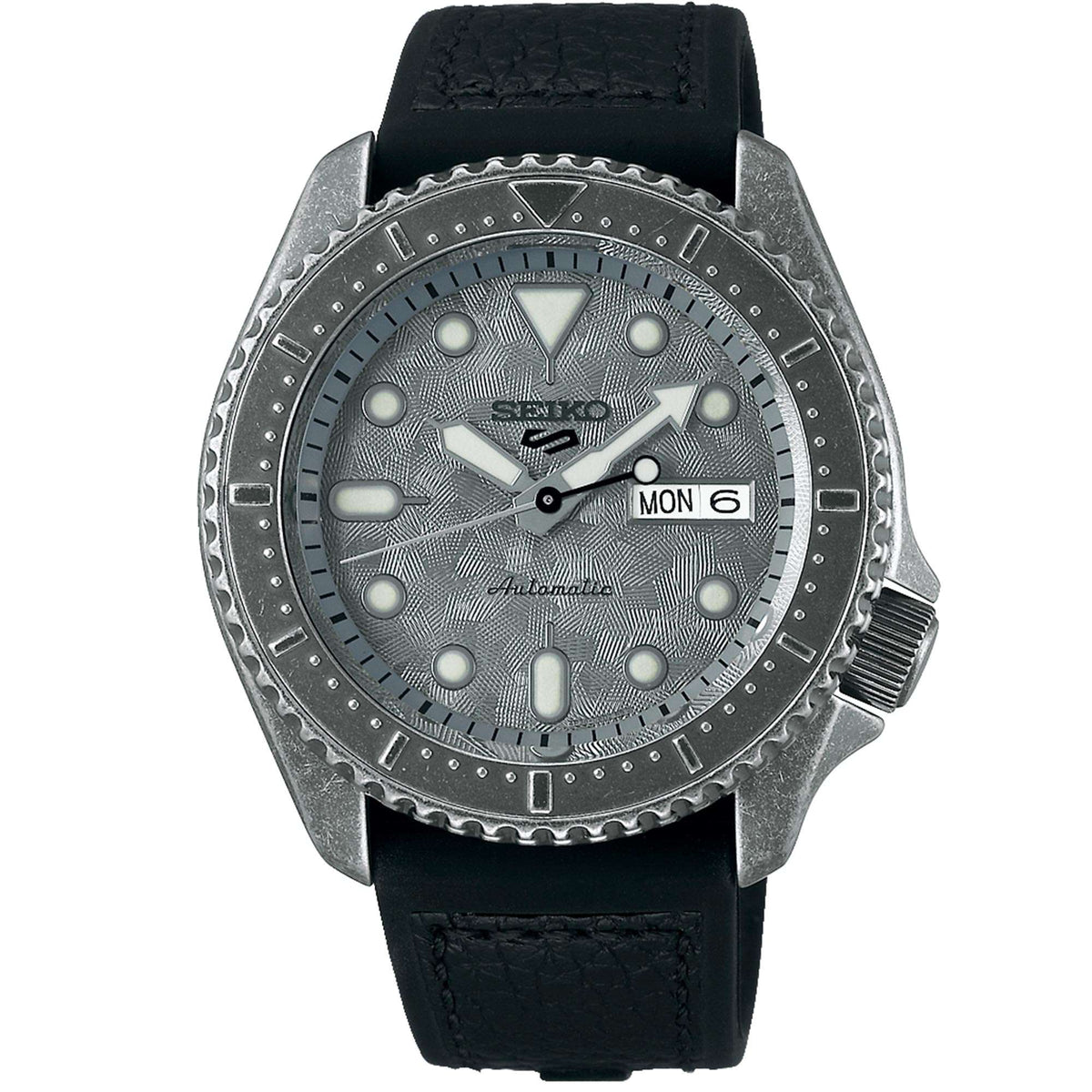 Men's diver-style watch with silver-gray dial, black bezel ring, black leather strap