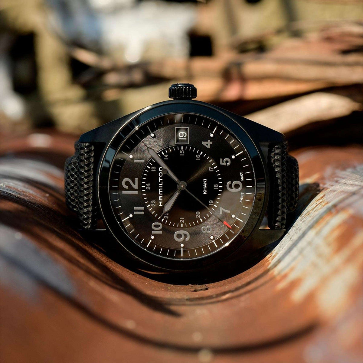 Men's black dial quartz wristwatch with carbon fiber case and black woven strap
