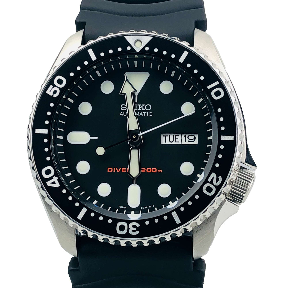 Men's Seiko SKX diver watch front view, black dial with date window, rubber strap