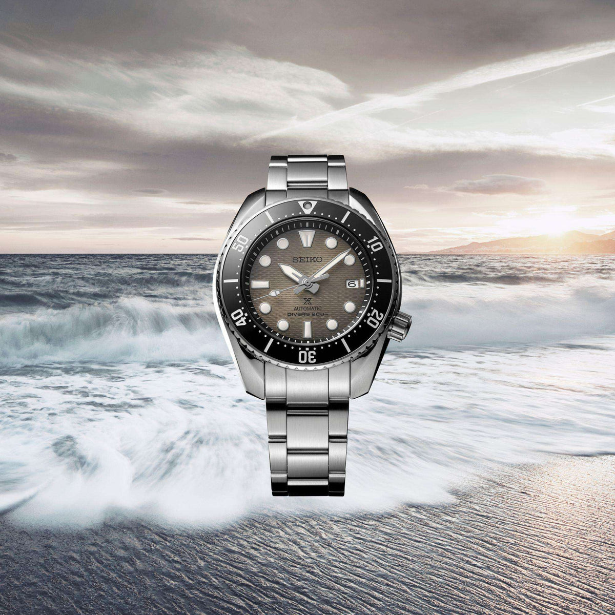 Automatic divers watch on steel bracelet, grey dial with luminous markers and rotating bezel