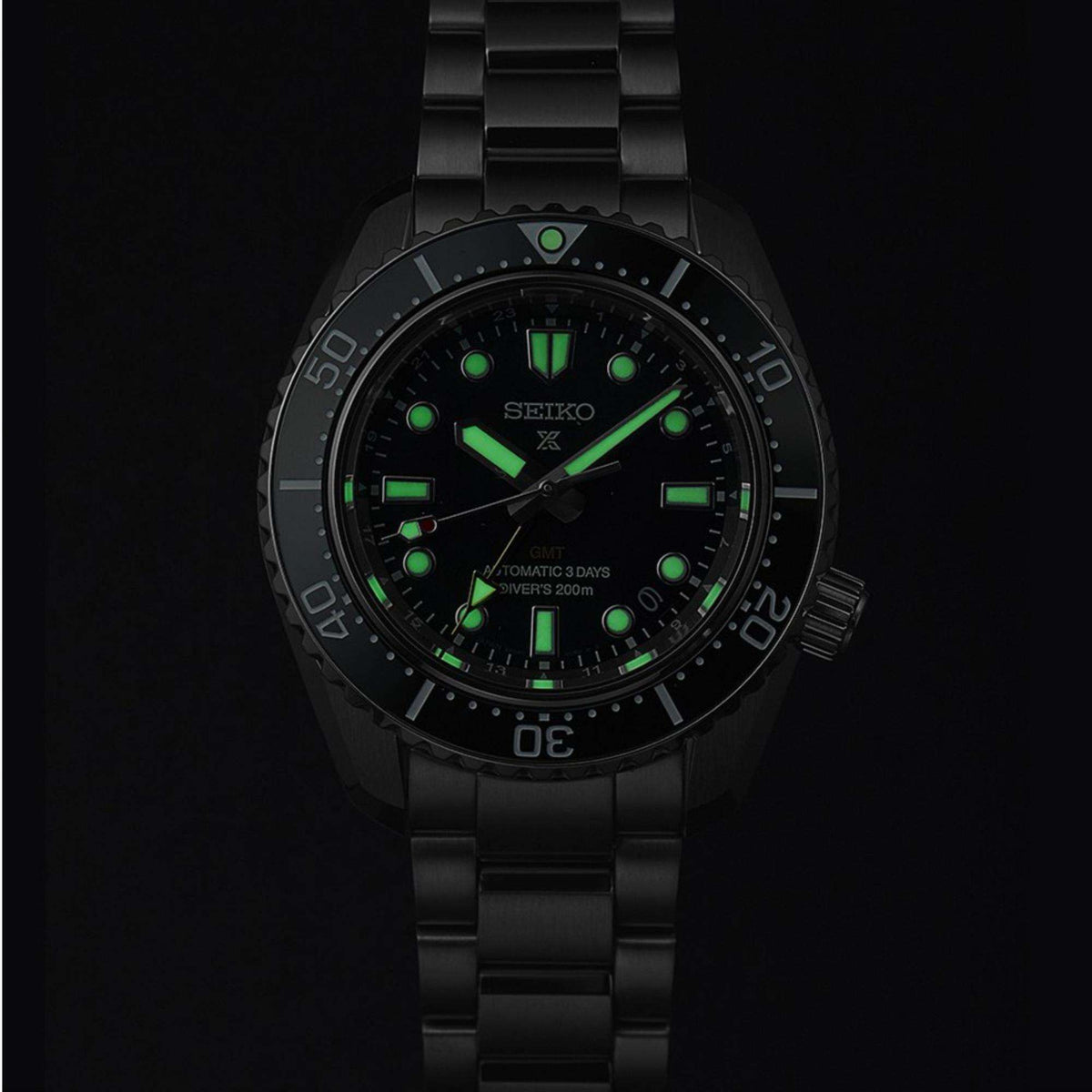 Seiko Prospex SPB381J1 green luminous hands and markers in the dark