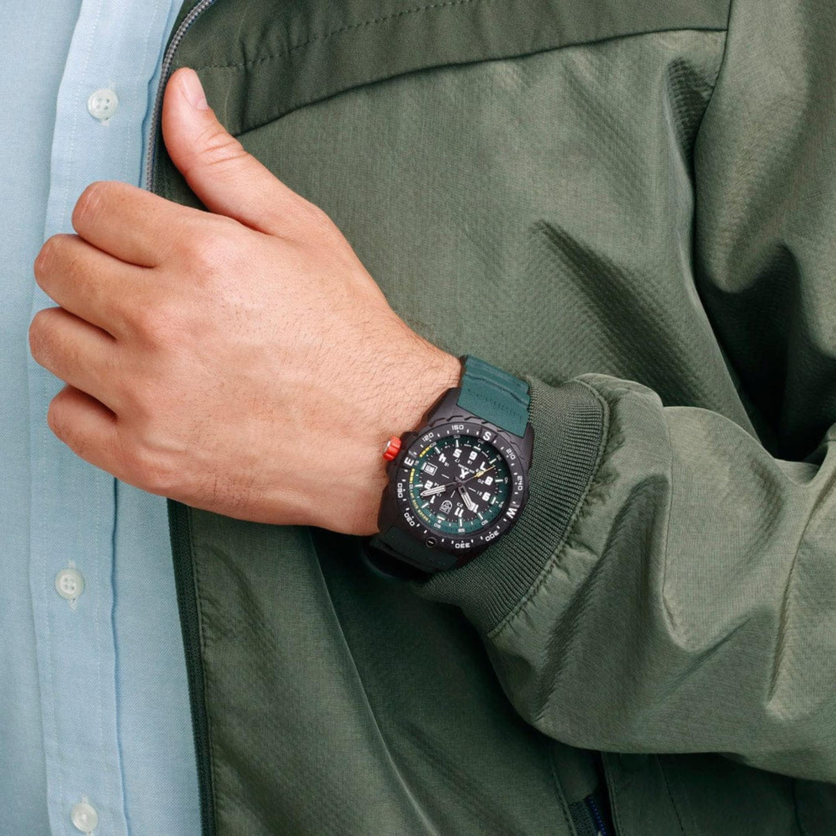 Men's quartz wristwatch with dark rubber strap and black round dial, on wrist
