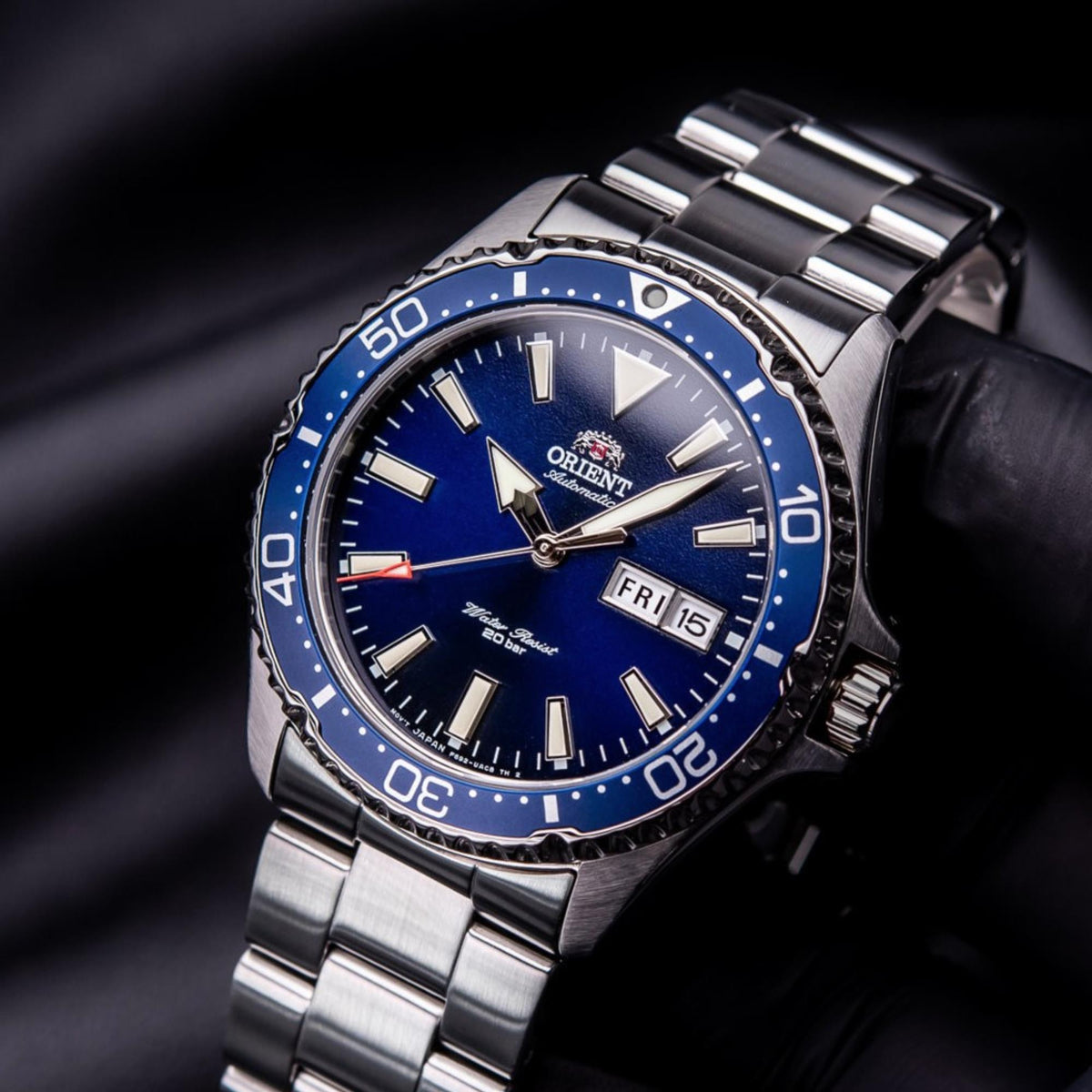 Men's automatic wristwatch blue dial with day/date window, steel bracelet, textured bezel