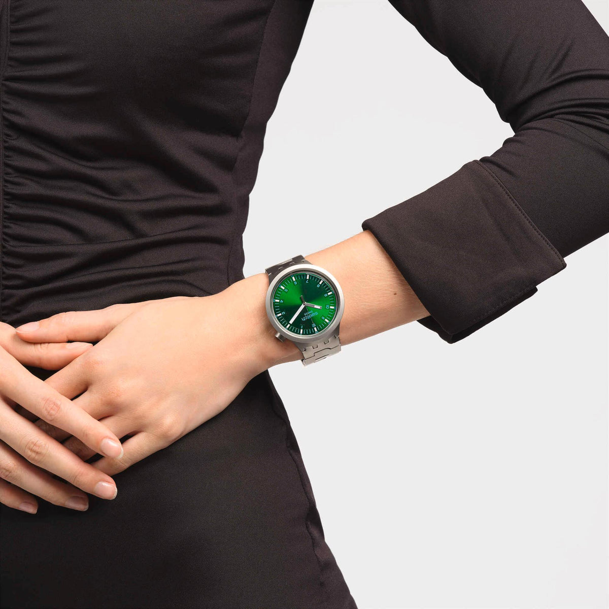 Unisex wristwatch with green round dial and stainless steel link band