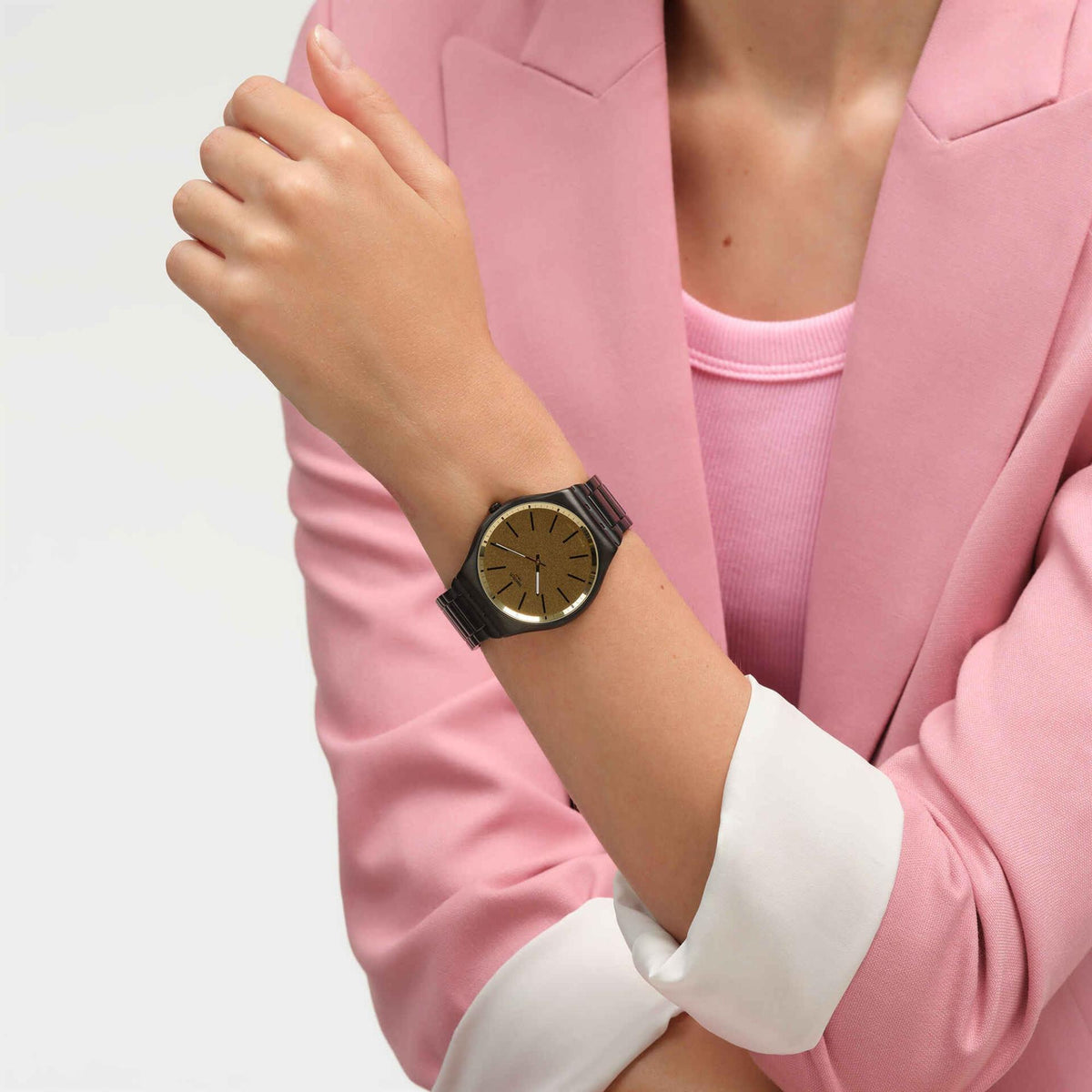 Quartz wristwatch worn with gold dial and black steel bracelet