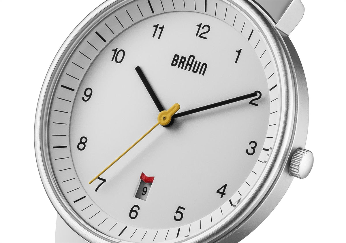 Men's analog quartz watch close-up: white dial, black hands, silver mesh strap