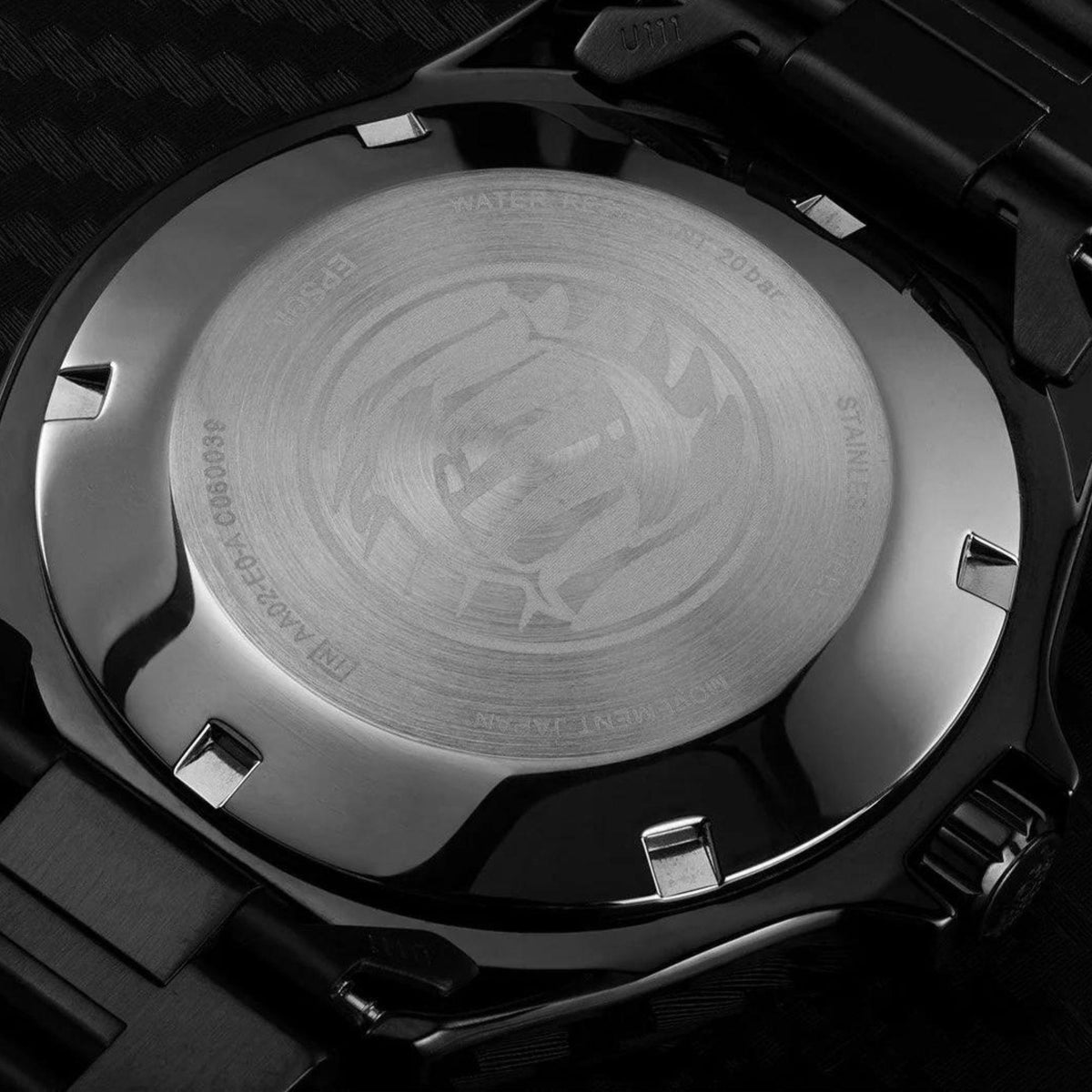 Steel caseback of men's automatic watch with engraved emblem and secure bezel