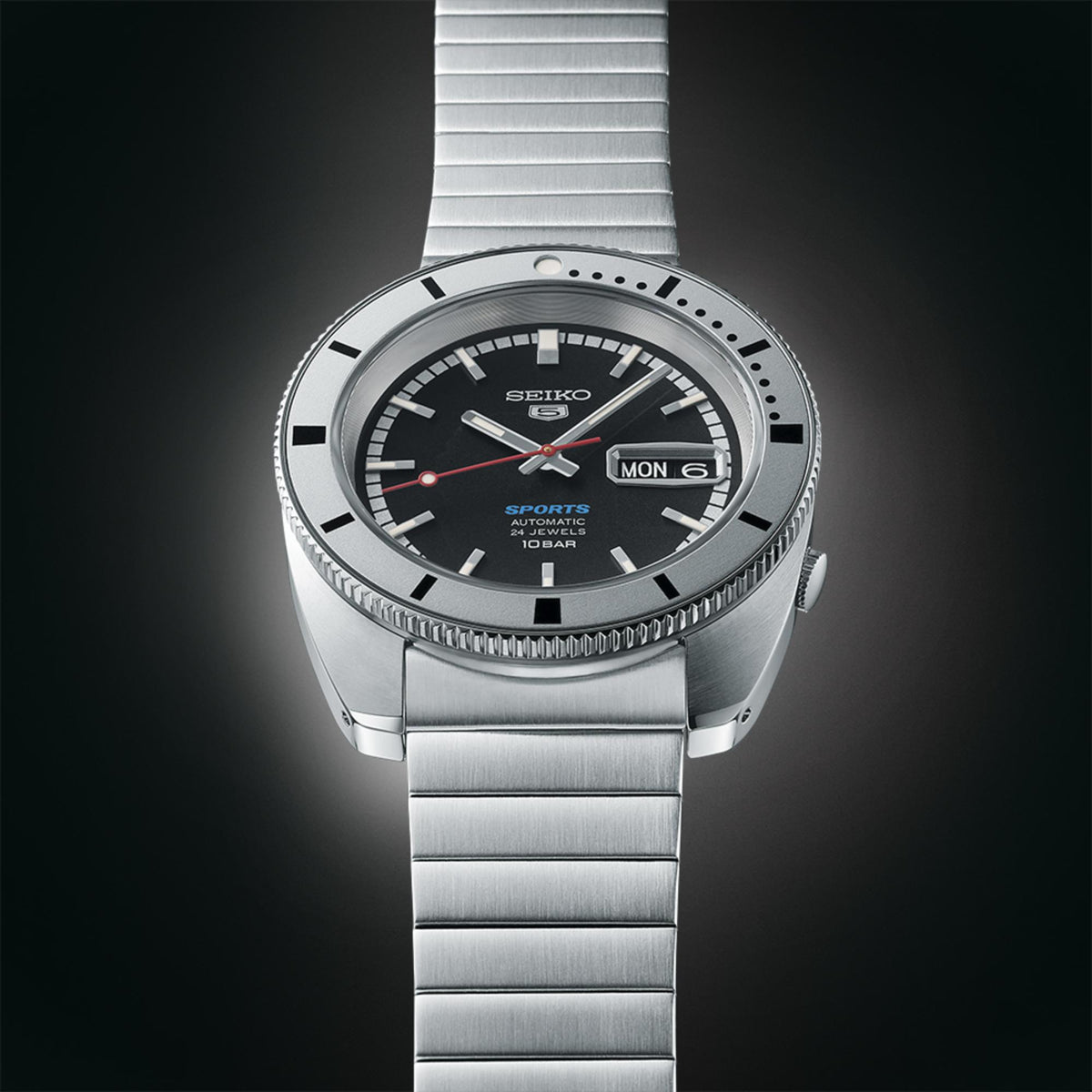 Seiko 5 Sports SRPL05K1 retro-style stainless steel bracelet detail