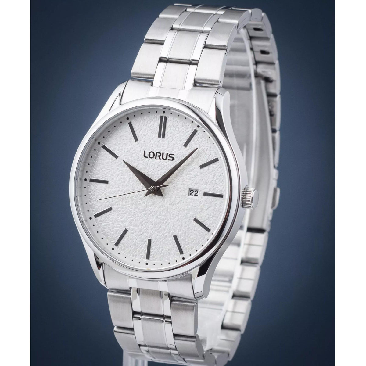 Men's stainless steel quartz watch, white dial, three hands, date window, silver bracelet.
