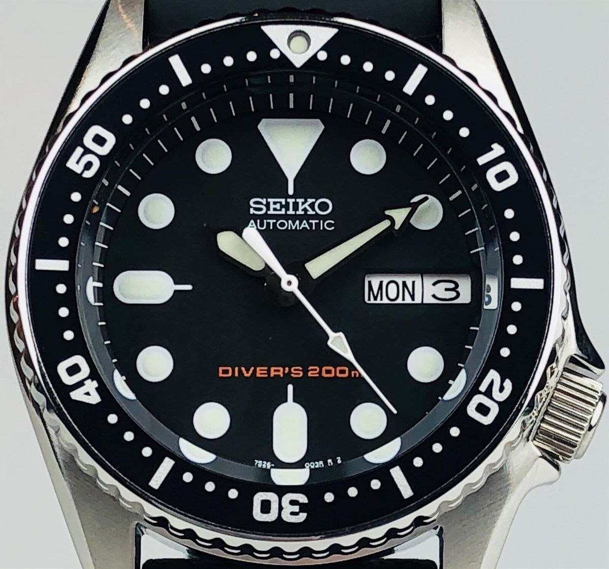 Seiko Diver's Automatic SKX013K1 day-date window and dial details close up