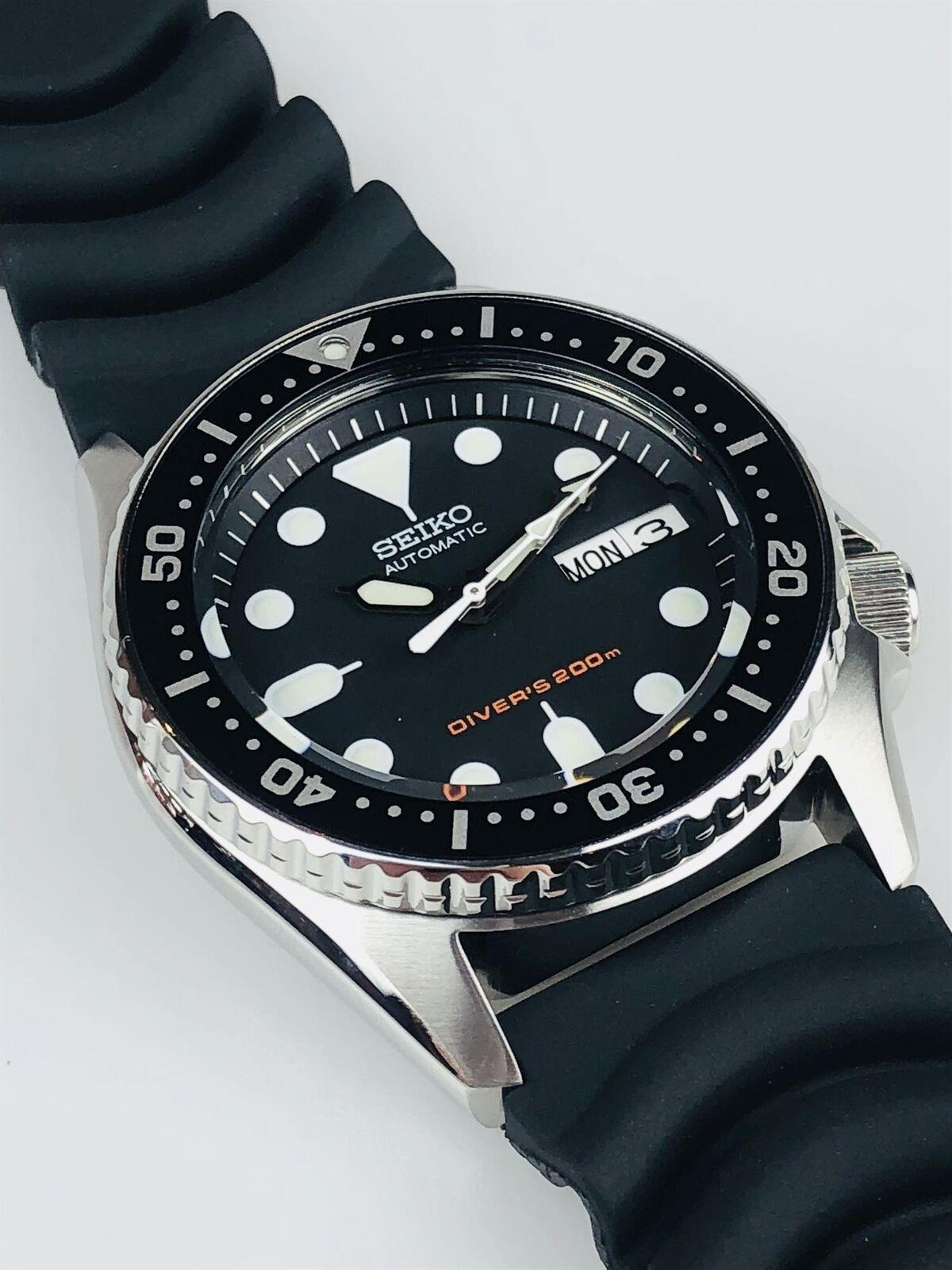Seiko Diver's Automatic SKX013K1 black rotating bezel and curved crystal perspective view