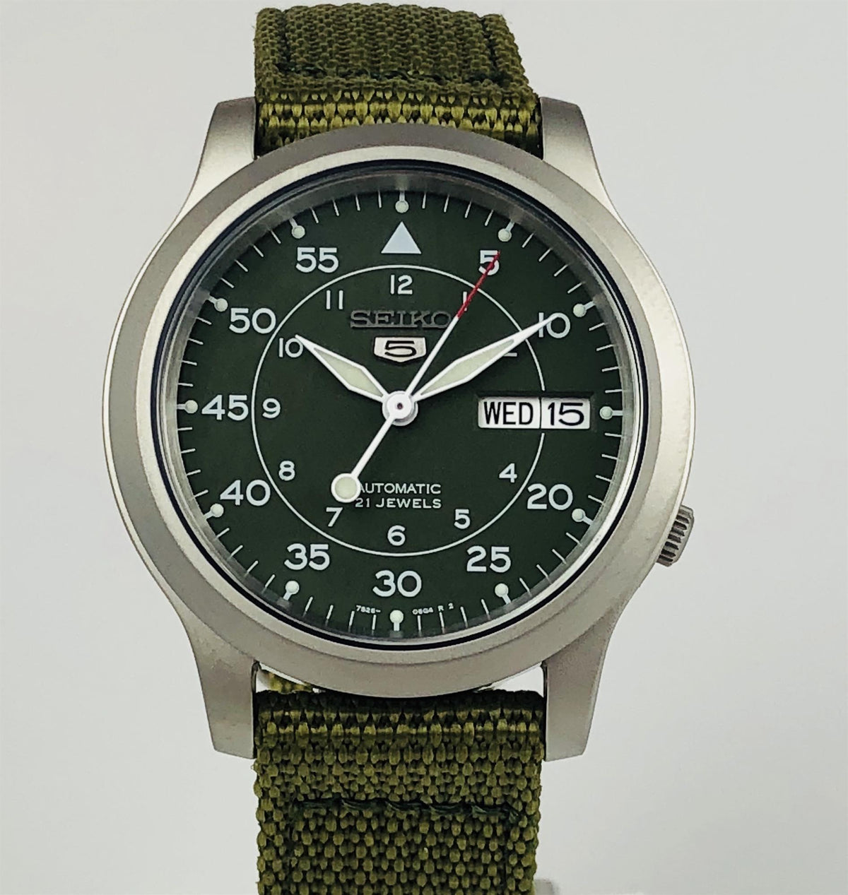 Seiko 5 Automatic SNK805K2 green dial and canvas strap front alignment