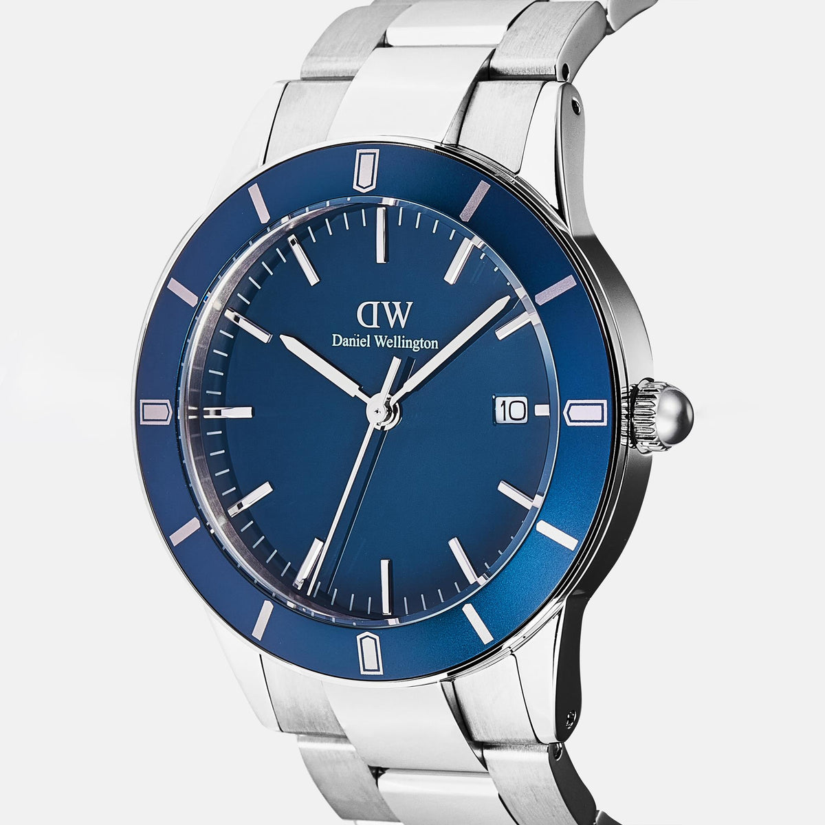 Daniel Wellington Iconic DW00100820 blue dive-style bezel and silver indices close up