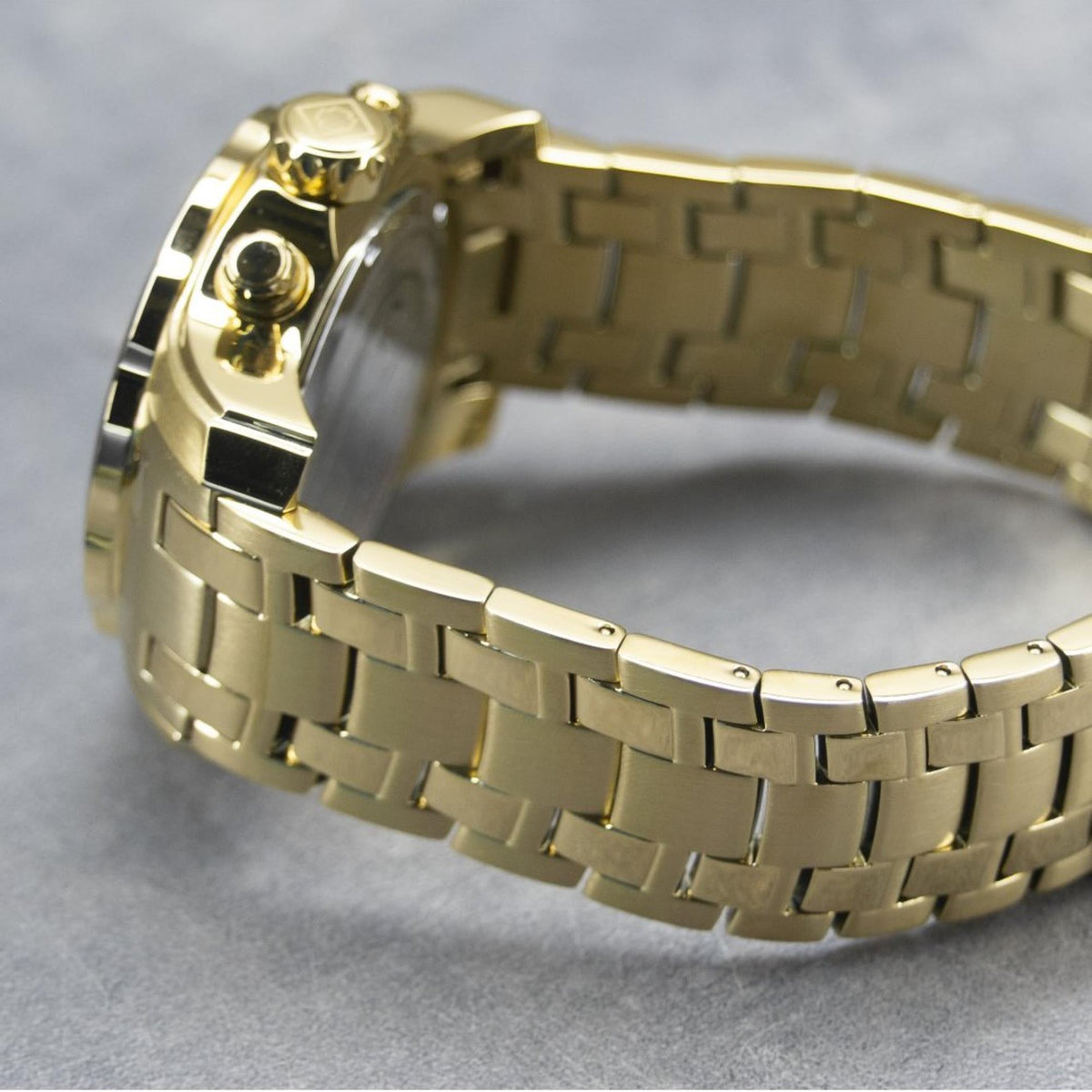 Gold-tone Invicta Pro Diver watch bracelet side view with metal links.